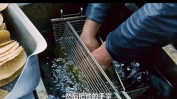 This time, the man wanted to eat pickled chicken feet, so he threw a living person’s finger into a 2