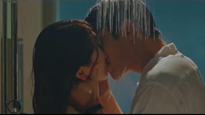 前男友来访直接吻上，在这里不太好吧？