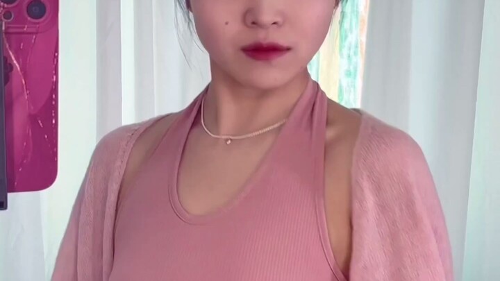 إذا ارتديتِ فستان الزهور هذا بطريقة خاطئة، فستختلط عليكِ التراتبية الاجتماعية مباشرةً.