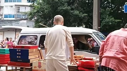 摆摊第二天，今天逢场周末愉快#甩脚都能跳的舞 比❤