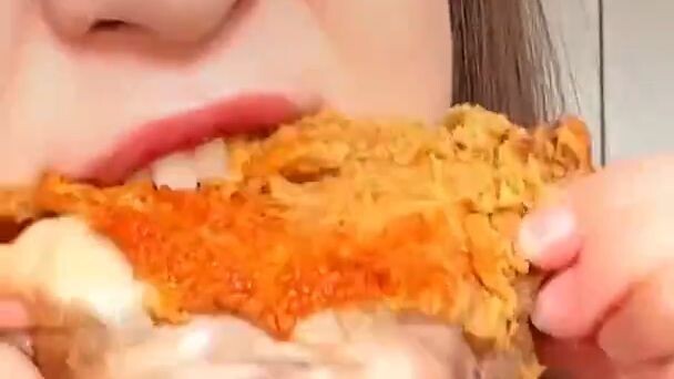 抖音 Ăn cùng tiểu tỷ tỷ NiuNiu Douyin (1)