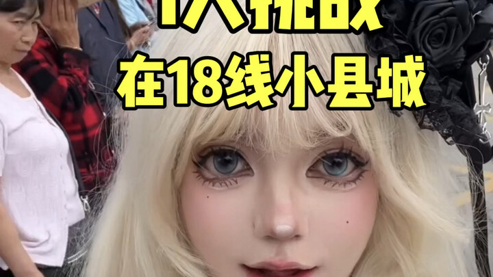 Si introvert menantang diri berpakaian lolita di kota kecil kelas 18 untuk menjemput keponakan pulan