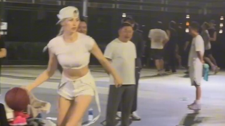 สวนบาสเกตบอลซู่เจียฮุ่ย นครเซี่ยงไฮ้ สาวสวยชาวต่างชาติโชว์ชูตลูกสามแต้ม ทั้งสวยทั้งเก่ง!