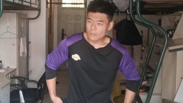 Khi tất cả bạn cùng phòng đều về quê nghỉ lễ, trong ký túc xá chỉ còn lại mình