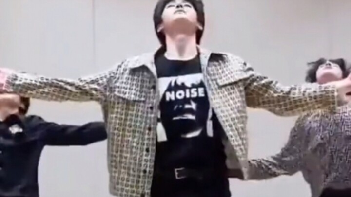 As expected of a figure skater, he dances so gracefully! Park Sung Hoon covers Seventeen senior Nim'