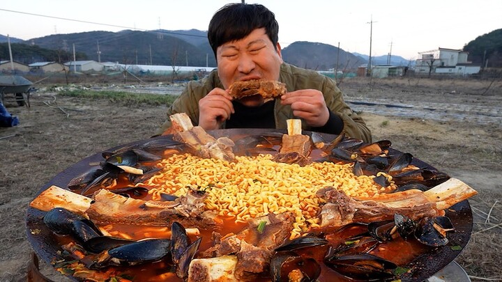 커다란 대왕 갈비와 홍합, 오징어까지 넣어 만든 대왕 갈비짬뽕! (Jjamppong with Big beef ribs)요리&먹방!! - Mukbang eating show
