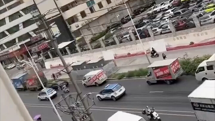 这个在市中心的消防栓损坏了