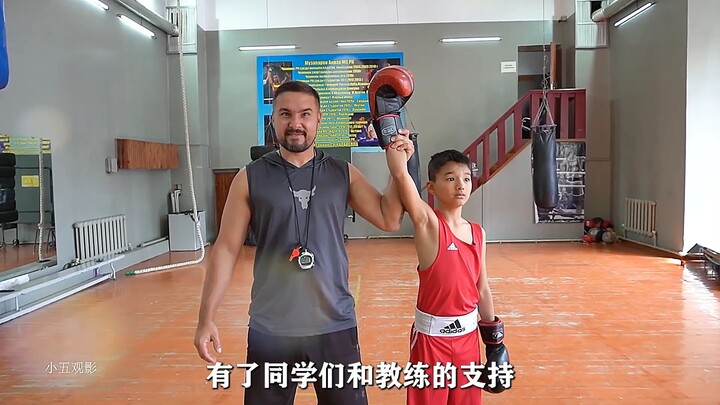 A poor orphan can’t afford boxing gloves and is beaten by the coach in class; after learning the tru