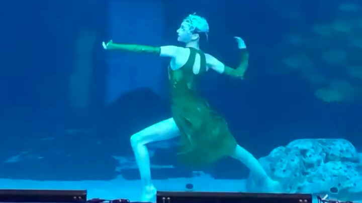 A very shocking underwater performance