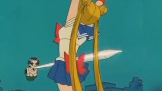 Sailor Moon juga bisa menghindar dan bergoyang.