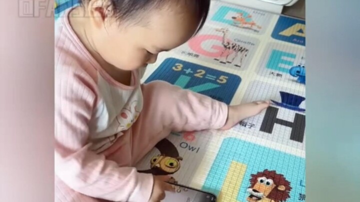 Sang kakak kecil terkejut mendapati ternyata ada iklan saat mendengarkan lagu?