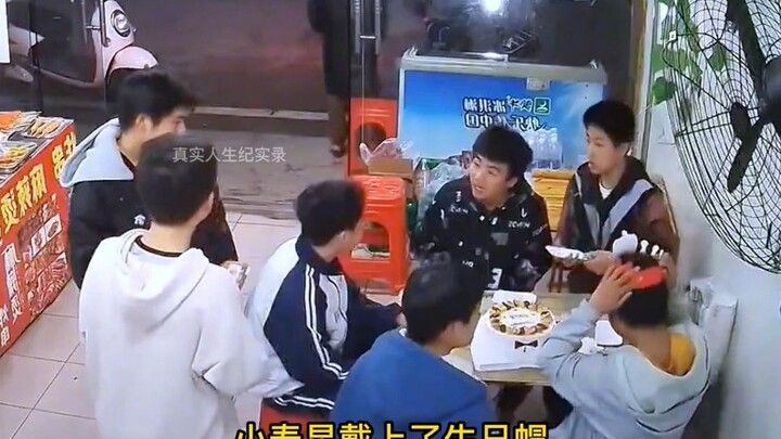 A group of teenagers celebrated a birthday at a skewer shop for just 18 yuan, and the owner’s gestur