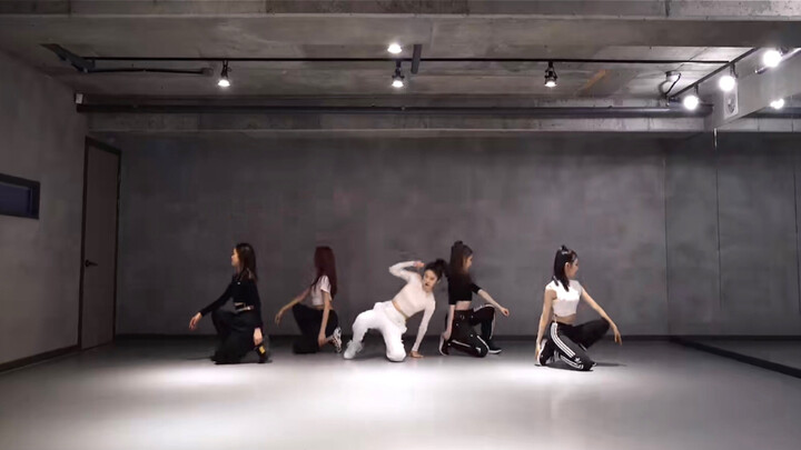 【ITZY】Kneeling on the floor and switching songs