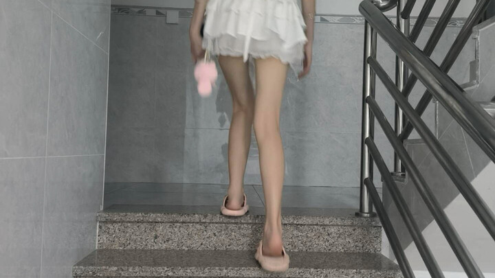 การพัฒนาส้นเท้าของสาวน้อยที่มีสุขภาพสมบูรณ์