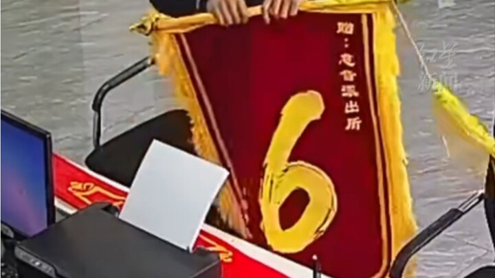 หนุ่มถูกหลอกเงิน 4,000 หยวน ตำรวจช่วยตามคืนมาได้ เจ้าตัวนำธงแสดงความขอบคุณมาส่งให้ บอกเลยว่า “เจ๋งมา