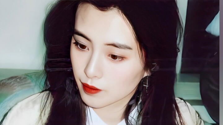 شُو كه محق! هي ببساطة لا تحتاج إلى مكياج أصلاً، فالكاميرا نفسها عاجزة عن نقل جمالها الكامل!