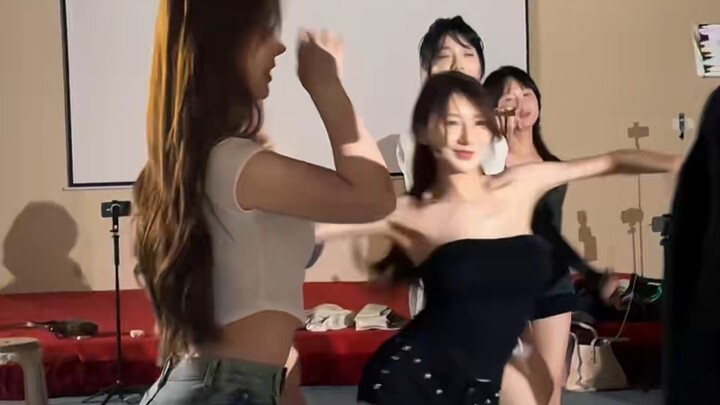 منافسة رقص في صالة الرقص بين المذيعات فرقة الفتيات 224