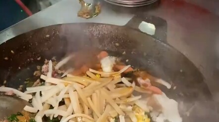 Bihun bumbu sapi di depan gerbang sekolah, banyak orang sudah makan sejak kecil hingga dewasa. Hanya