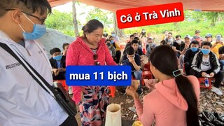 Hai mẹ con từ Trà Vinh lên Sài Gòn mua 11 bịch bánh tráng trộn DIVA Cát Thy