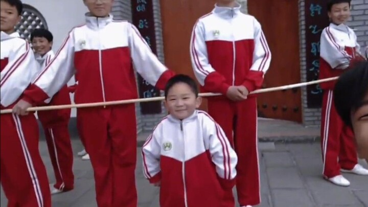 Huấn luyện viên đã đăng hình búp bê Trung Quốc tương tác với anh chàng speed bị cường giáp, dễ thươn