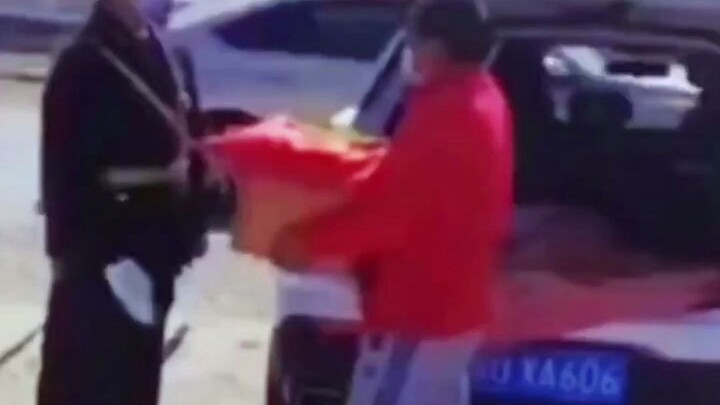 Holding the urn tightly, he stepped into a crack in the stone slab—soaring with pain that sent him c