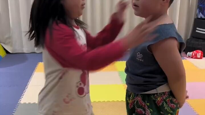 Cú đấm khuỷu tay của Gấu Dâu Tây xuất hiện!