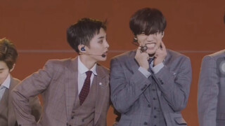 【EXO】【EXO-CBX】I really love this stage performance, with all members as backup dancers.