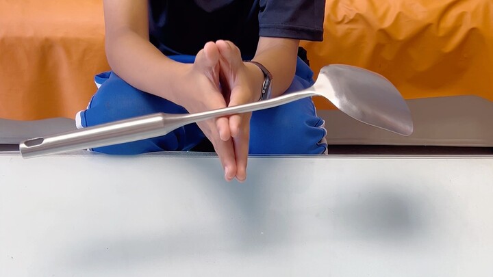 You can even find the balance point with just two fingers.