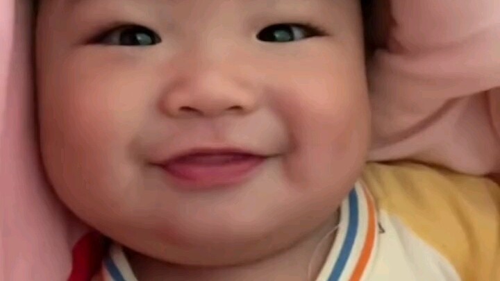 คุณพ่อขี้เล่นกล่อมลูกน้อยนอน พร้อม “พูดจาไร้สาระอย่างจริงจัง”