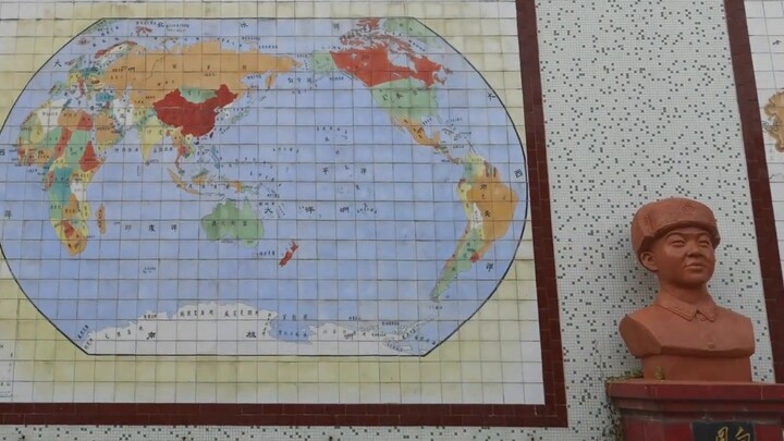 "Peta dunia di sekolah kami agak aneh. . . . . . . 》