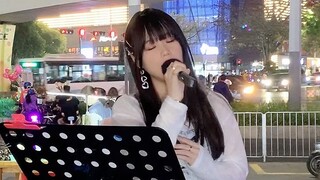 女孩街头唱《百变小樱》神曲，观众瞬间变粉！