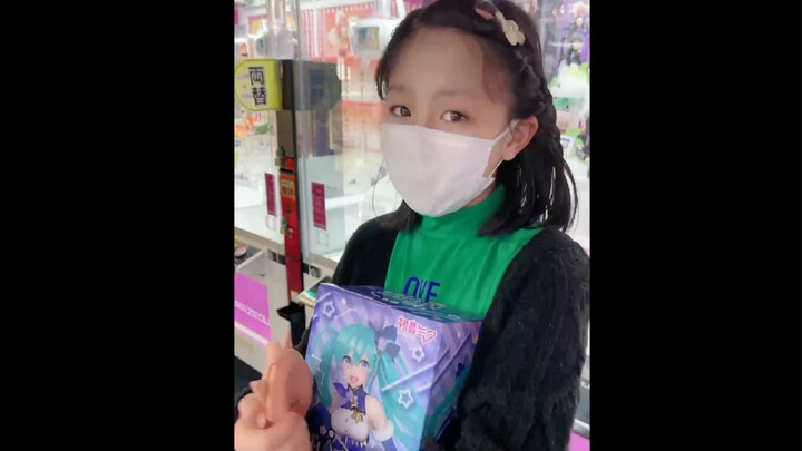 How much does it cost to win a figure at an arcade in Japan?