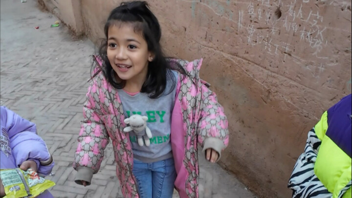 It turns out there’s a secret to why Xinjiang kids have such great hair!