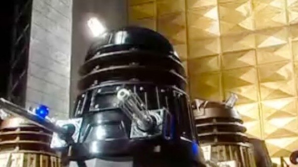 [Drama] The toilet opens the door to another world, and the Doctor finally has to change his female 