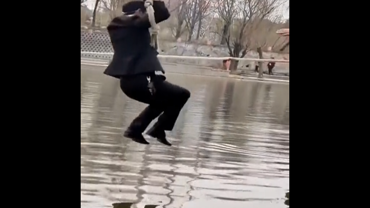 I've allowed you to show off once, and that's enough. Why do you want to show off twice?