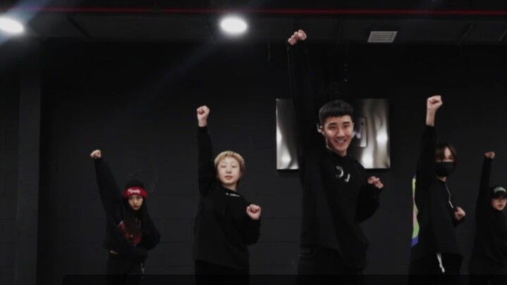 Mickey participated in the choreography | Theme song of "Go Online! Colorful Boys"
