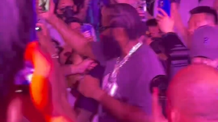 Harden yang sedang berada di klub malam China langsung video call ke Travis Scott saat mendengarkan 