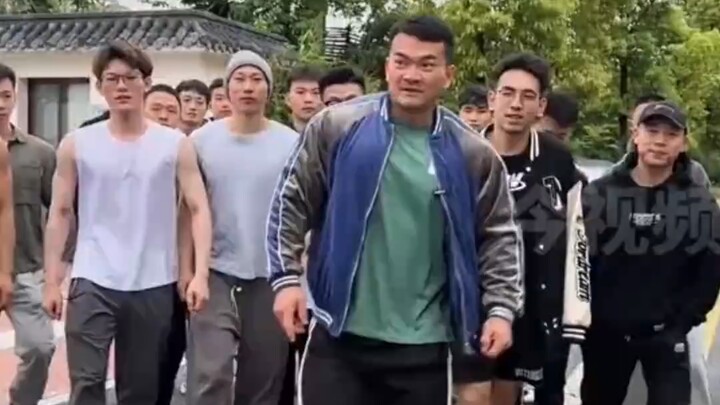 A bunch of tough guys eating jianbing totally freaked out the auntie: “Who told you to set up a stal