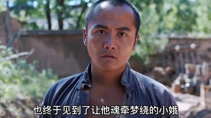 Cuộc gặp gỡ bất ngờ khiến hai người yêu nhau chỉ biết ngơ ngác nhìn nhau.