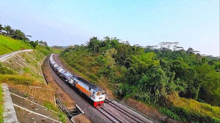 KERETA API PANJANG! Lokomotif KAI Menarik Rangkaian Kereta Tangki di Serongan Cilongok Banyumas