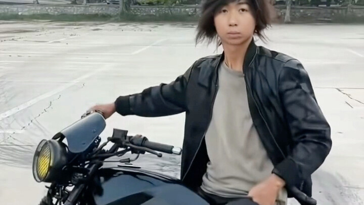 الوسامة هي نوع من الأجواء، دراجة الأستاذ المبهرة، اتركها وتعلم منها.