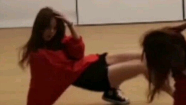 Is Kep1er's leader Choi Yujin disappointing due to her poor dancing skills? A seven-year veteran dan