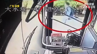 Học sinh tiểu học đột nhiên lao ra trước đầu xe, bi thảm bị xe buýt cán tử vong #Tai nạn giao thông#