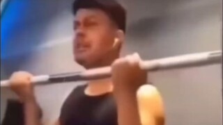 Saat Jianchu sedang mendengarkan OP di gym, headphone-nya jatuh