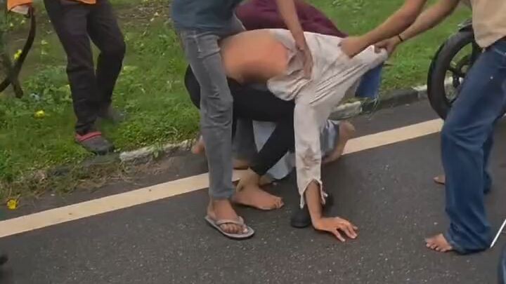 Foolish people are always fighting on the streets.