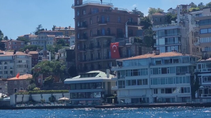 Vibrant hillside homes and the proud Turkish flag along the sparkling Bosphorus! 🇹🇷🏘️✨