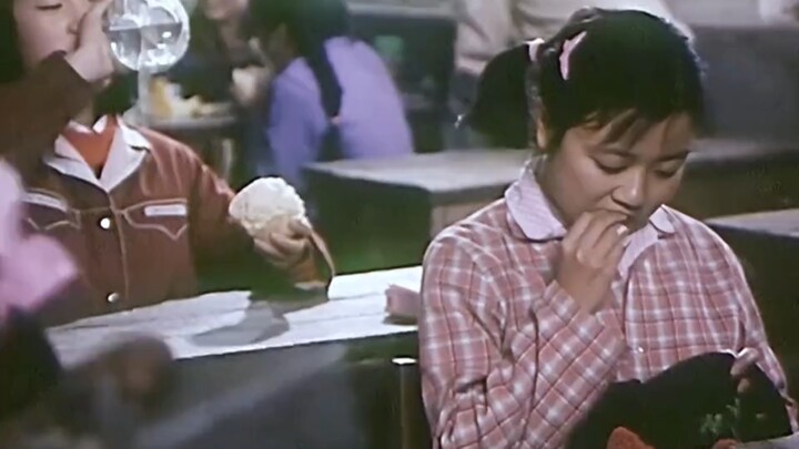 Just by nibbling on a steamed corn bun, the girl managed to overcome her vanity and inferiority comp