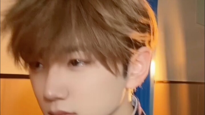 Before the school bell rings, the teenager silently counts down in his heart, ticking away with the 