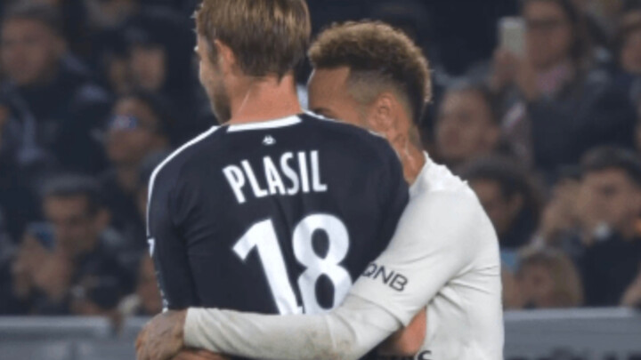 Neymar, cậu nũng nịu quá đi!