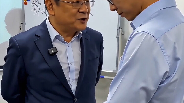 พวกคุณว่ากันมาสิ สายรัดใหญ่ของหัวหน้าหวังคนนี้ จะมีอะไรให้ลุยกันบ้างไหมนะ~~#职场 #程序员 #打工人 #seko #seko
